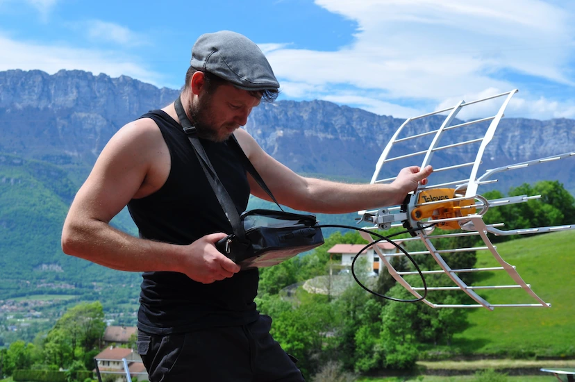 Installation professionnelle d'une antenne râteau par un artisan antenniste sur un toit pour la réception TV