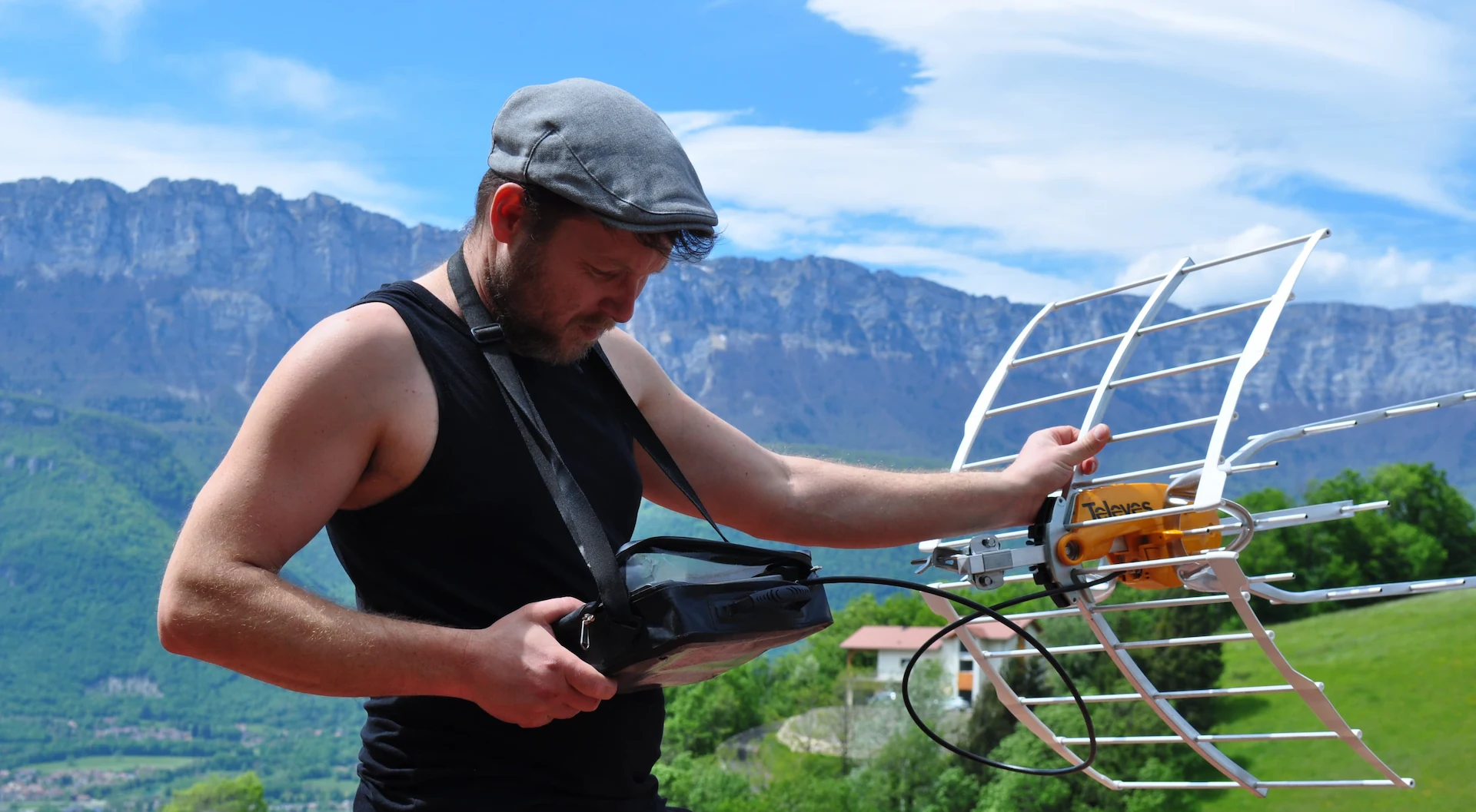 Installation professionnelle d'une antenne râteau par un artisan antenniste sur un toit pour la réception TV