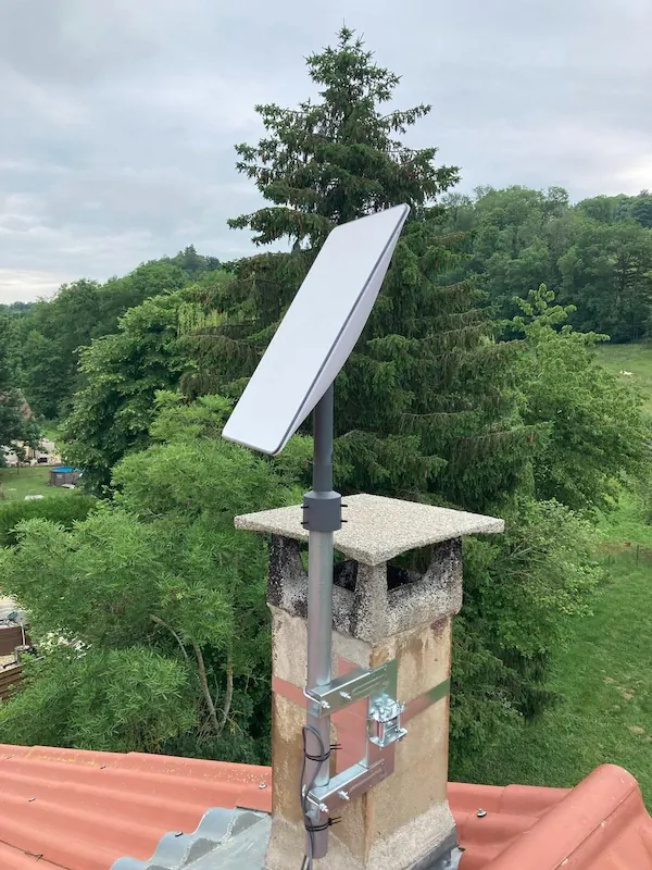 Antenne Starlink fixée sur une sortie de cheminée