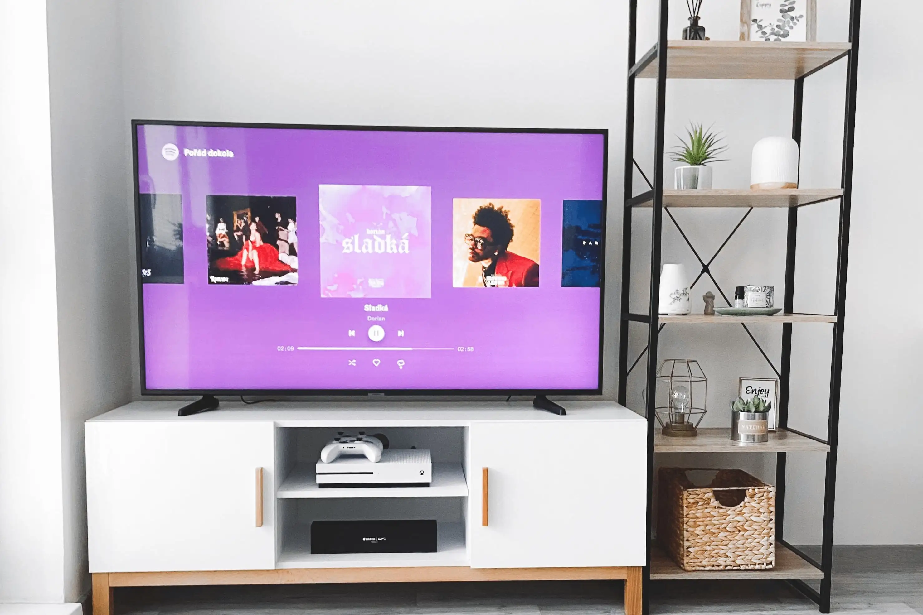 TV à l'écran allumé installée sur un meuble dans un salon